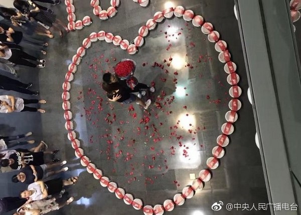 ▲▼ 南京一名男子用99份小龍蝦求婚。（圖／取自《中央人民廣播電台》微博）