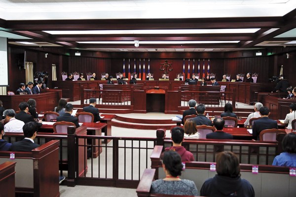 大法官解釋效力等同於憲法，位階高於法律，馬英九以此主張總統權力涵蓋司法偵查機密，但遭檢方打臉。