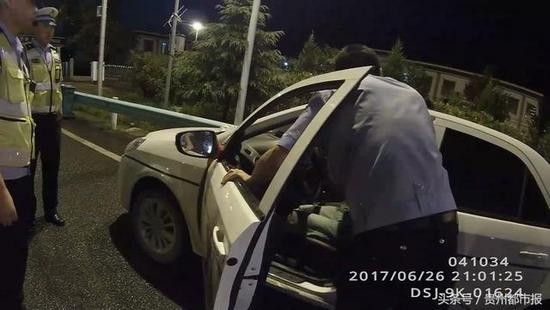 高速公路上和女友吵架，男子不滿女方提分手，憤而喝下農藥。（圖／翻攝自貴州都市報）