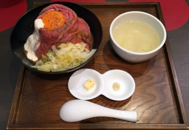 東京「火山玫瑰牛肉丼」　肉堆到看不見飯，一碰生蛋汁就流下