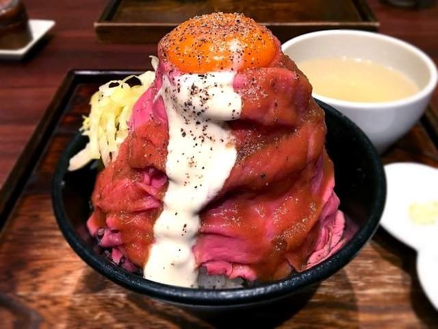 東京「火山玫瑰牛肉丼」　肉堆到看不見飯，一碰生蛋汁就流下