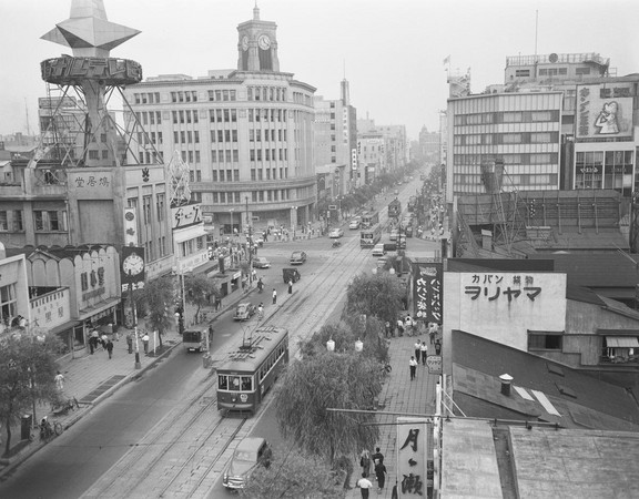 都電行經銀座四丁目，攝於1955年。（東京都提供）