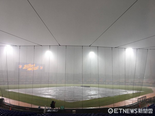 ▲洲際球場下大雨。（圖／記者王真魚攝）