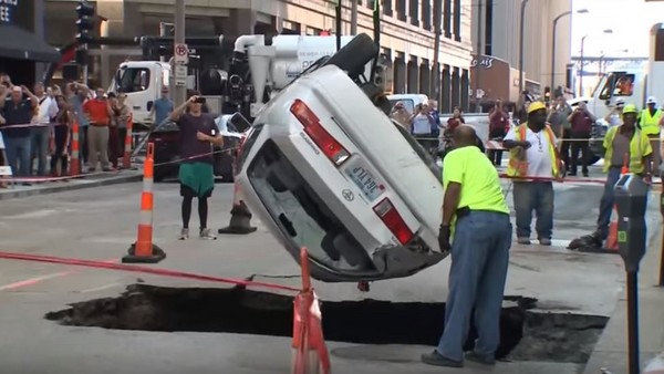 ▲工作人員試圖將車吊出。（圖／翻攝自YouTube）