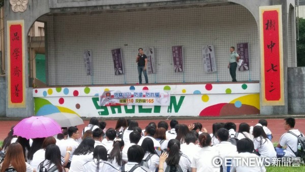 ▲暑假即將到來，樹林警深入校園宣導反騙知識，避免青少年又受害。（圖／記者林煒傑翻攝）