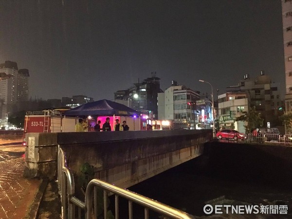 ▲台中豪雨突襲！柳川驚傳岸邊有人遭沖走　下游急搜索。（圖／記者莊智勝翻攝）