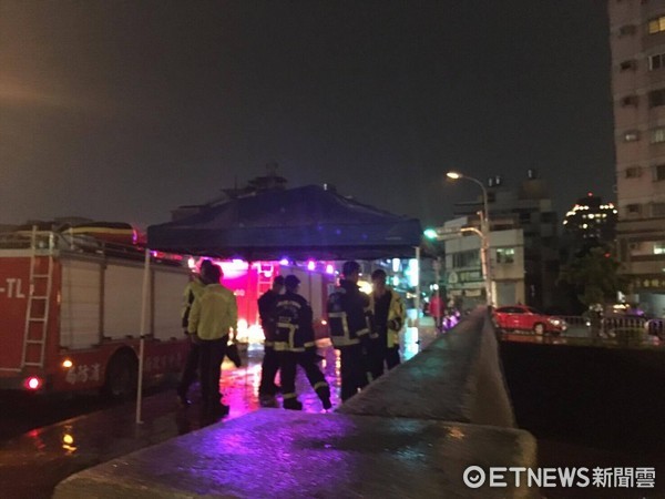 ▲台中豪雨突襲！柳川驚傳岸邊有人遭沖走　下游急搜索。（圖／記者莊智勝翻攝）