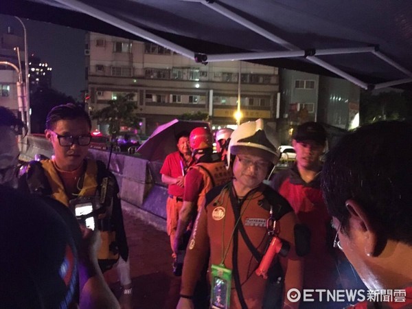 ▲台中豪雨突襲！柳川驚傳岸邊有人遭沖走　下游急搜索。（圖／記者莊智勝翻攝）