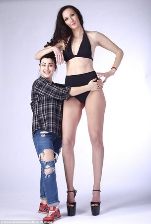 ▲身高206公分的李辛娜，一躍成為「世界最高模特兒」的紀錄保持人。(圖／翻攝自Barcroft TV)
