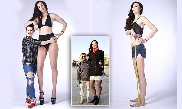 ▲身高206公分的李辛娜，一躍成為「世界最高模特兒」的紀錄保持人。(圖／翻攝自Barcroft TV) 