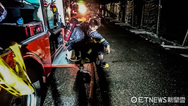 ▲彰化埔鹽工廠200坪成火海　消防員冒險進入救出受困女。（圖／記者謝侑霖翻攝）