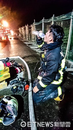 ▲彰化埔鹽工廠200坪成火海　消防員冒險進入救出受困女。（圖／記者謝侑霖翻攝）