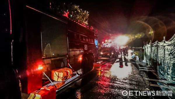 ▲彰化埔鹽工廠200坪成火海　消防員冒險進入救出受困女。（圖／記者謝侑霖翻攝）