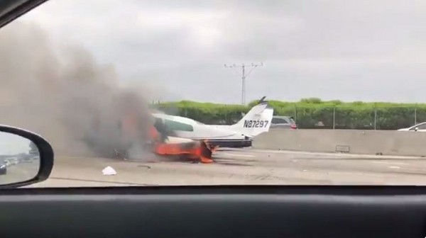 ▲▼ 美國加州一架小型飛機墜毀於高速公路上。（圖／翻攝自推特）