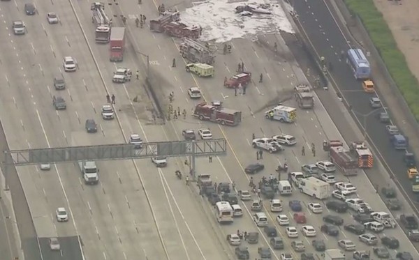 ▲▼ 美國加州一架小型飛機墜毀於高速公路上。（圖／翻攝自推特）