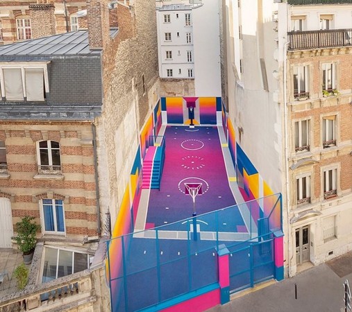 ▲▼ 巴黎街頭出現色彩繽紛的球場。（圖／翻攝自pigalle_ashpool Instagram）