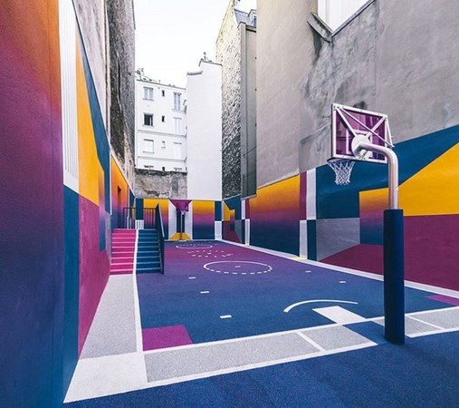 ▲▼ 巴黎街頭出現色彩繽紛的球場。（圖／翻攝自pigalle_ashpool Instagram）