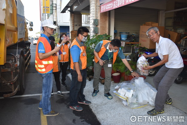 台東縣7月1日起正式實施使用透明垃圾袋，張國洲市長前往市區主要道路關心民眾丟棄垃圾的狀況。（圖／台東市公所提供）