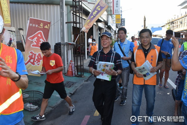 台東縣7月1日起正式實施使用透明垃圾袋，張國洲市長前往市區主要道路關心民眾丟棄垃圾的狀況。（圖／台東市公所提供）