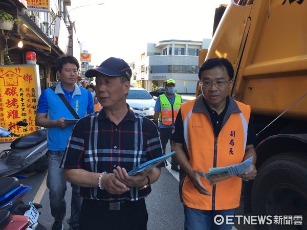 台東縣7月1日起正式實施使用透明垃圾袋，張國洲市長前往市區主要道路關心民眾丟棄垃圾的狀況。（圖／台東市公所提供）