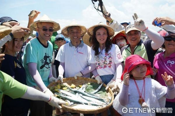 ▲眾人辛勤努力下獲得許多漁獲。（圖／桃園市客家文化局提供）