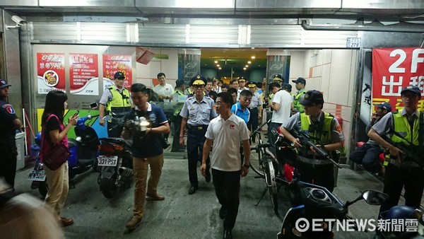 台東縣警局落實「青春專案」，於暑期首日執行擴大臨檢勤務，縣長黃健庭親自到場慰勉及視察。（圖／台東縣政府提供）