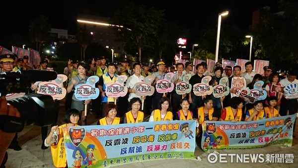 台東縣警局落實「青春專案」，於暑期首日執行擴大臨檢勤務，縣長黃健庭親自到場慰勉及視察。（圖／台東縣政府提供）