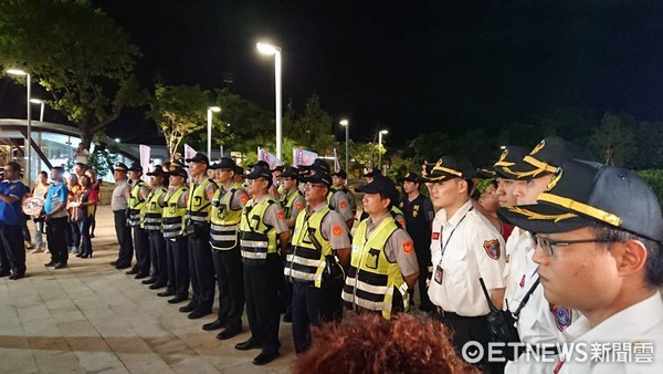 台東縣警局落實「青春專案」，於暑期首日執行擴大臨檢勤務，縣長黃健庭親自到場慰勉及視察。（圖／台東縣政府提供）