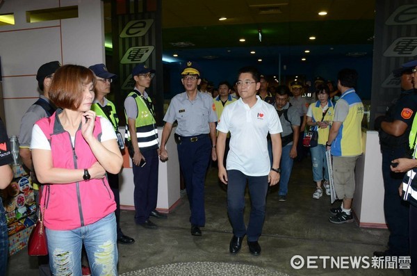 台東縣警局落實「青春專案」，於暑期首日執行擴大臨檢勤務，縣長黃健庭親自到場慰勉及視察。（圖／台東縣政府提供）