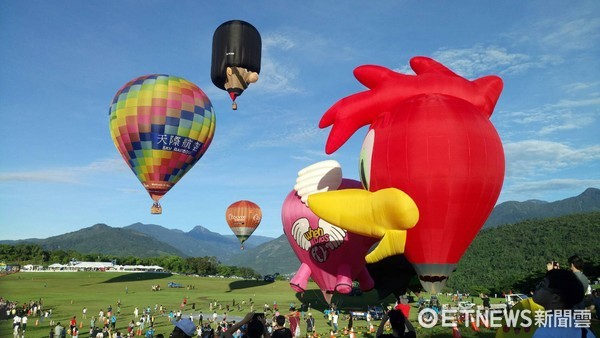 「萬球齊飛」的壯麗場面，在台東鹿野的天空展現，來自國內外20顆五彩繽紛的熱氣球陸續昇空。（圖／台東縣政府提供）