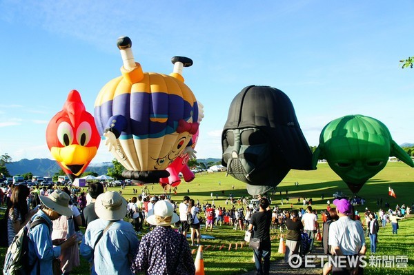 「萬球齊飛」的壯麗場面，在台東鹿野的天空展現，來自國內外20顆五彩繽紛的熱氣球陸續昇空。（圖／台東縣政府提供）