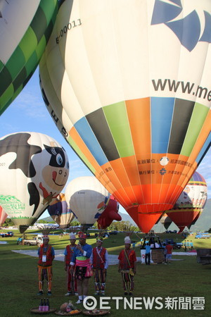 「萬球齊飛」的壯麗場面，在台東鹿野的天空展現，來自國內外20顆五彩繽紛的熱氣球陸續昇空。（圖／台東縣政府提供）