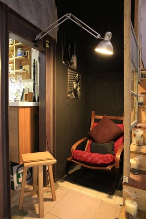樓梯間的單人椅，是江琇鈴公公收藏的老椅子。