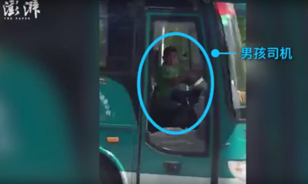 ▲▼廣東省廣州市一名9歲男童偷開客運巴士上路。（圖／翻攝自《澎湃新聞》影片）