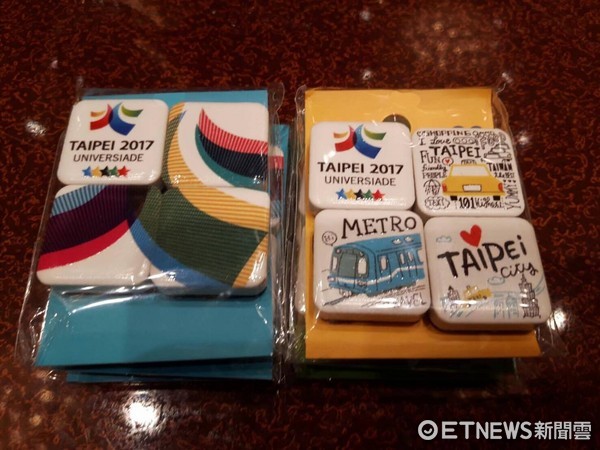 ▲▼上海雙城論壇晚宴，臺北市府擺出「世大運周邊小物」。（圖／記者周佩虹攝）