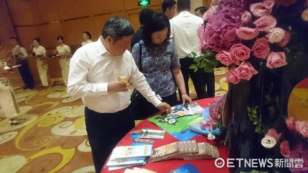 ▲▼上海雙城論壇，臺北市府擺出世大運周邊小物。（圖／記者陳家祥攝）