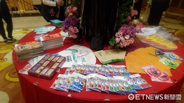▲▼上海雙城論壇，臺北市府擺出世大運周邊小物。（圖／記者陳家祥攝）