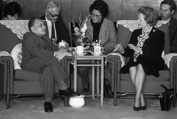 ▲1984年12月19日，中國領導人鄧小平（左）於北京會見英國首相柴契爾夫人（Margaret Thatcher），簽署關於香港未來的《中英聯合聲明》。（圖／CFP）