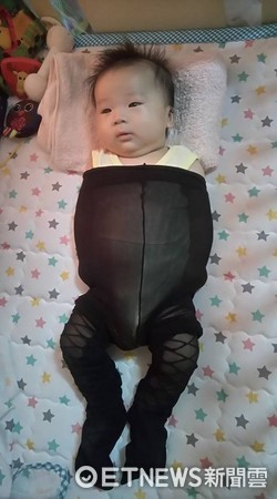 ▲▼2個月大的男嬰「小香菇」使用絲襪包巾。（圖／網友陳臻授權提供）