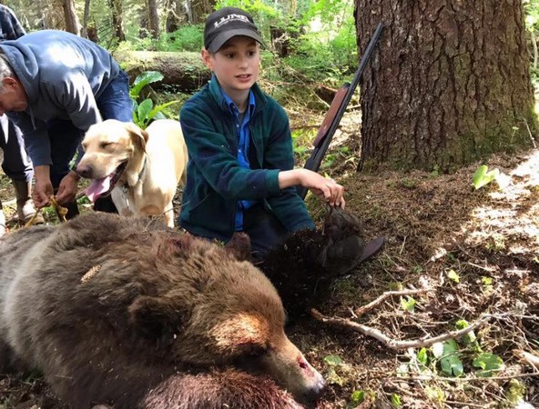 ▲▼阿拉斯加11歲少年果斷開槍，打趴棕熊救了大家。（圖／翻攝自Senator Shelley Hughes臉書）