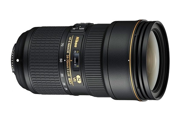 四家 24-70mm f/2.8 大三元鏡頭比一比。（圖／記者莊友直製表、翻攝自官網）