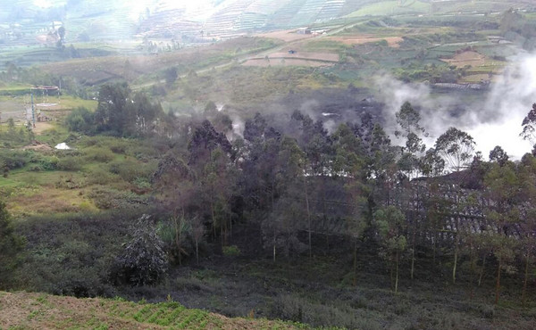 ▲印尼中爪哇西雷利火山口(Sileri)噴發。（圖／達志影像／美聯社）