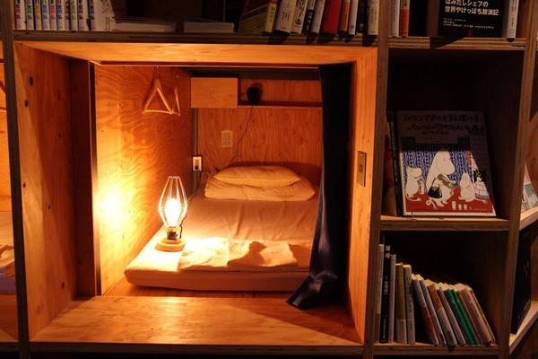 每一個床鋪內都有自己的閱讀燈、小電風扇、插座等。