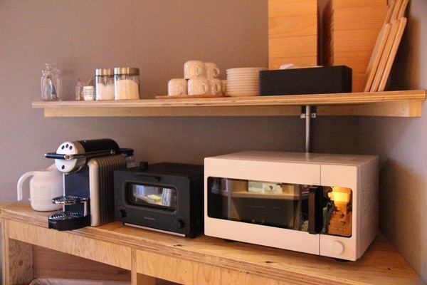 有烤麵包機、咖啡機、微波爐等可以用。