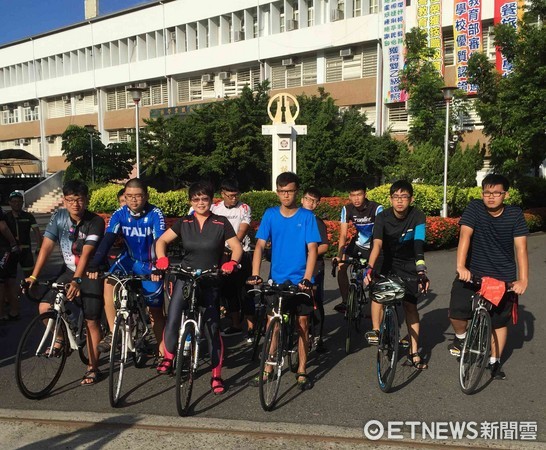 ▲亞洲餐旅為鼓勵學生暑假期間從事正當休閒活動，舉辦「雙鐵環島、探索台灣、青春不留白」的環島活動，一行20人3日上午在校長書國範授旗後，從學校出發啟程，展開為期7天6夜的行程。（圖／亞餐提供）