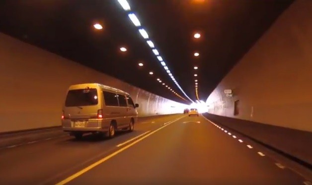 ▲重機騎士臉書直播行駛雪隧。（圖／翻攝自台灣機車路權促進會臉書）
