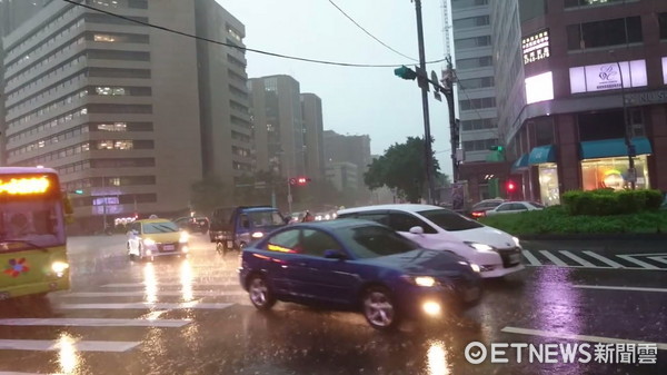 台北大雷雨。（圖／記者黃士原攝）