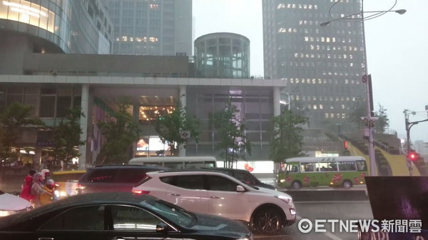 台北大雷雨。（圖／記者黃士原攝）