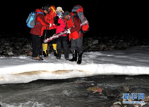 中國科考隊在5千米唐古拉冰川取冰芯。（圖／翻攝自新華網）