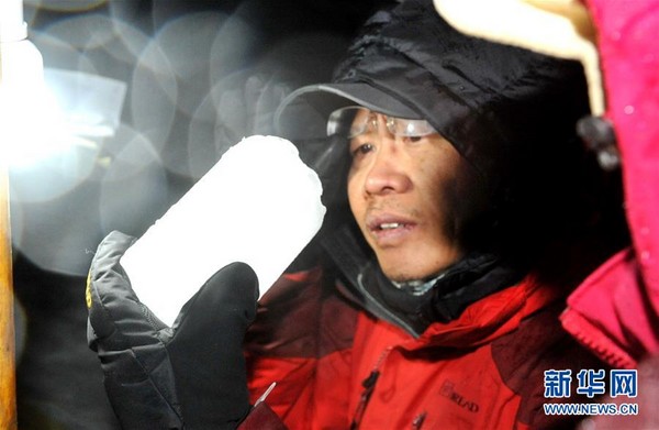 中國科考隊在5千米唐古拉冰川取冰芯。（圖／翻攝自新華網）